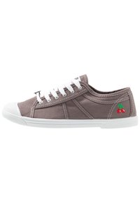 Sneaker in tela grigia con suola in gomma bianca, lacci bianchi e un accento di ciliegie rosse ricamate lateralmente. Punta rotonda e design low-top.