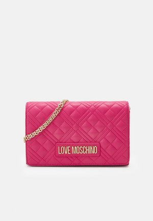 Vaaleanpunainen tikattu nahkalompakko, jossa on kultainen ketjuhihna ja kultainen "Love Moschino" -logolaatta etuosassa.