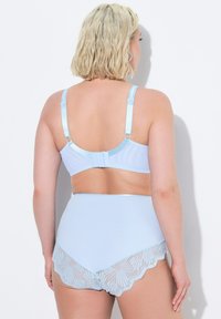 Lichtblauw lingeriesetje met een beha met verstelbare bandjes en een high-waisted slip met kantafwerking en gegolfde randen.