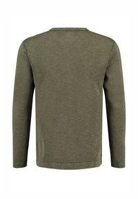 Camisa de manga larga en verde oliva, hecha de tejido texturizado. Cuenta con un cuello redondo y aberturas laterales en el dobladillo para mayor comodidad.