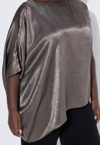 Metallic bronze Oberteil in lockerer, oversized Passform mit rundem Ausschnitt und kurzen Ärmeln. Glatte Textur mit subtiler glänzender Farbe und schönen Drapierungen.