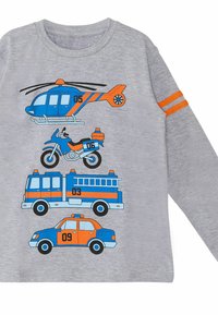 Harmaa pitkähihaista paitaa, jossa on painatus helikopterista, moottoripyörästä, paloautosta ja poliisiautosta sinisessä ja oranssissa. Kahdet oranssit raidat hihassa.