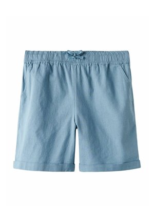 Shorts en tissu tissé bleu clair avec une taille élastique, des poches avant et des ourlets roulés. Texture lisse et design décontracté.