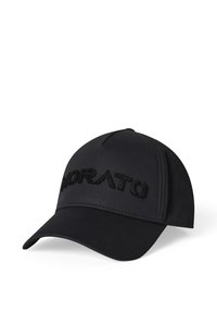 Crna kapa od mekog materijala, s urezanim logom sprijeda i okruglim vizirima. Dizajn je jednostavan i elegantan.