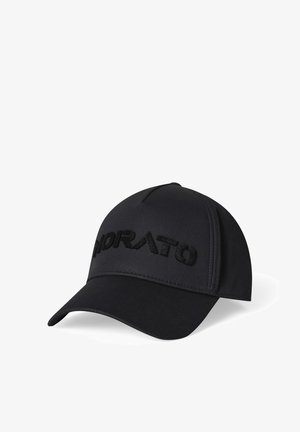 Gorra negra hecha de una tela suave, con un logo en relieve en la parte frontal y una visera redondeada. El diseño es simple y elegante.