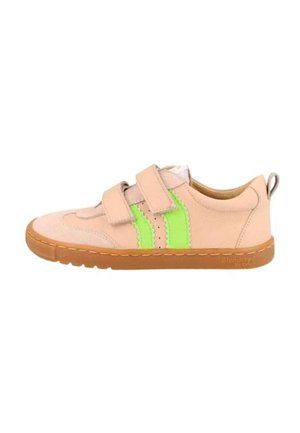 Zapatilla deportiva para niños de color beige con dos tiras de Velcro, franjas laterales verde brillante, suela de goma marrón y una lengüeta en el talón para facilitar su colocación.