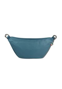 Blauwe leren handtas met een gebogen vorm, een gladde textuur en zilveren hardware. Bevat een klein accent van de Italiaanse vlag aan de zijkant.