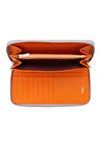 Portafoglio con esterno azzurro chiaro, interno arancione, più scomparti per carte e chiusura con zip, dal design elegante e dalla superficie liscia.