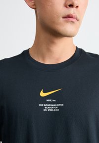 Nike Sportswear TEE - Apdrukāts T-krekls - black