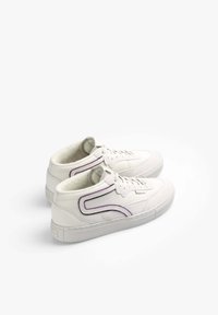 Sneaker in suede bianco con superficie testurizzata, caratterizzate da dettagli viola, lacci rotondi e suole in gomma. Progettate con una silhouette a bassa altezza.