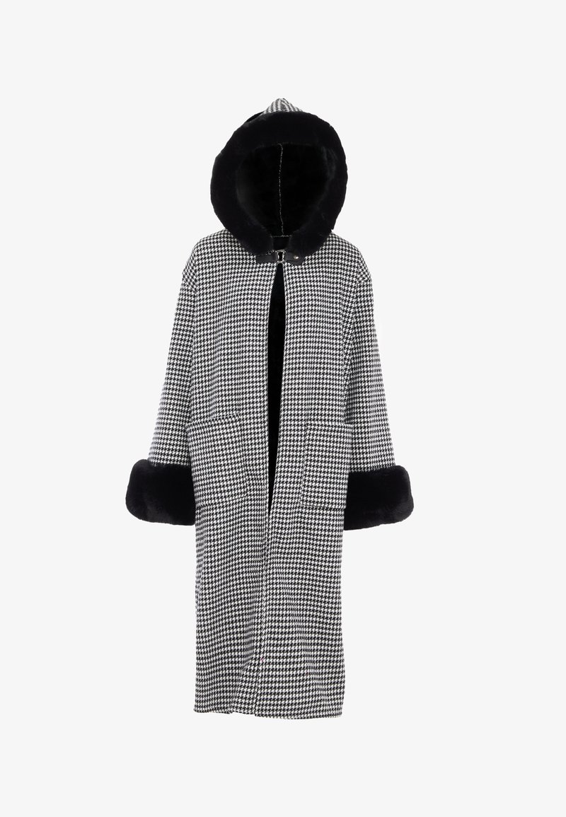 Ein Mantel mit Hahnentritt-Muster, einer mit schwarzem Pelz gefütterten Kapuze, weiten Ärmeln und seitlichen Taschen. Der Hauptstoff ist ein strukturierter Webstoff in Schwarz und Weiß.
