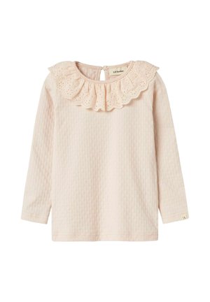 Lange mouw top in lichtroze, met een getextureerde stof, een geschulpte oogjesruffle kraag en knoopsluiting op de rug.