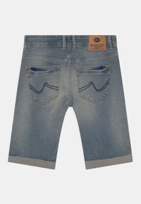 Denimshorts i ljusblått med en blekt finish. Har två bakfickor med en böjd söm och en uppvikt fåll. Lädermärke på midjebandet.
