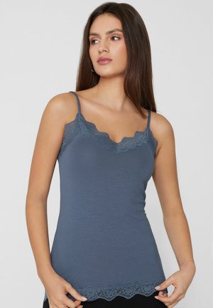 Camisole bleue avec bretelles spaghetti ajustables, dotée d'une finition en dentelle festonnée le long de l'encolure et de l'ourlet, fabriquée en tissu doux.