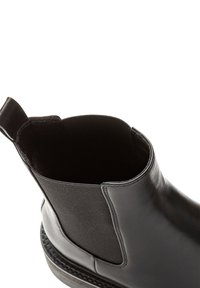 Čierna kožená Chelsea obuv s elastickým postranným panelom a úchytom, zobrazené horné otváranie a podrobné šitie na podrážke.