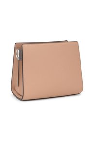 Prostokątna torebka z beżowej skóry z fakturowaną powierzchnią, usztywnionymi bokami i srebrnym pierścieniem przy jednym końcu.