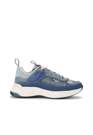 Blauwe en witte chunky sneaker met gemengde stoftexturen, veters aan de voorkant, treklipjes op de tong en hiel, en dikke witte zool.