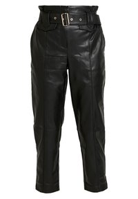 Svarta läderbyxor med hög midja, bälteshällor och avtagbart bälte. Har en slät yta och en tapered design.