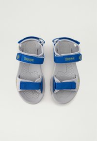 Pelēki sandales ar ziliem regulējamiem siksnām, teksturētām zolēm un dzelteniem akcentiem. Iezīmē divu siksnu dizainu ar drošu piegulšanu.