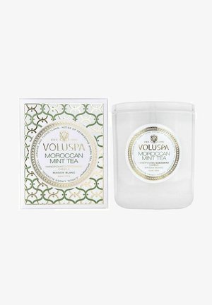 Voluspa marokkansk mynte te lys, præsenteret i et klart glas, kommer i en dekorativ hvid og grøn kasse med intrikate guldmønstre.
