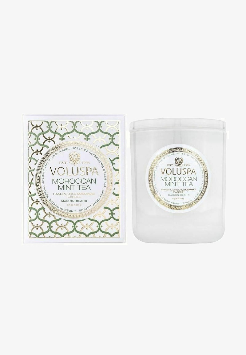 Voluspa Marockansk Mynt Te-ljus, förpackad i en klar burk, har en dekorativ vit och grön box med intrikata guldmönster.