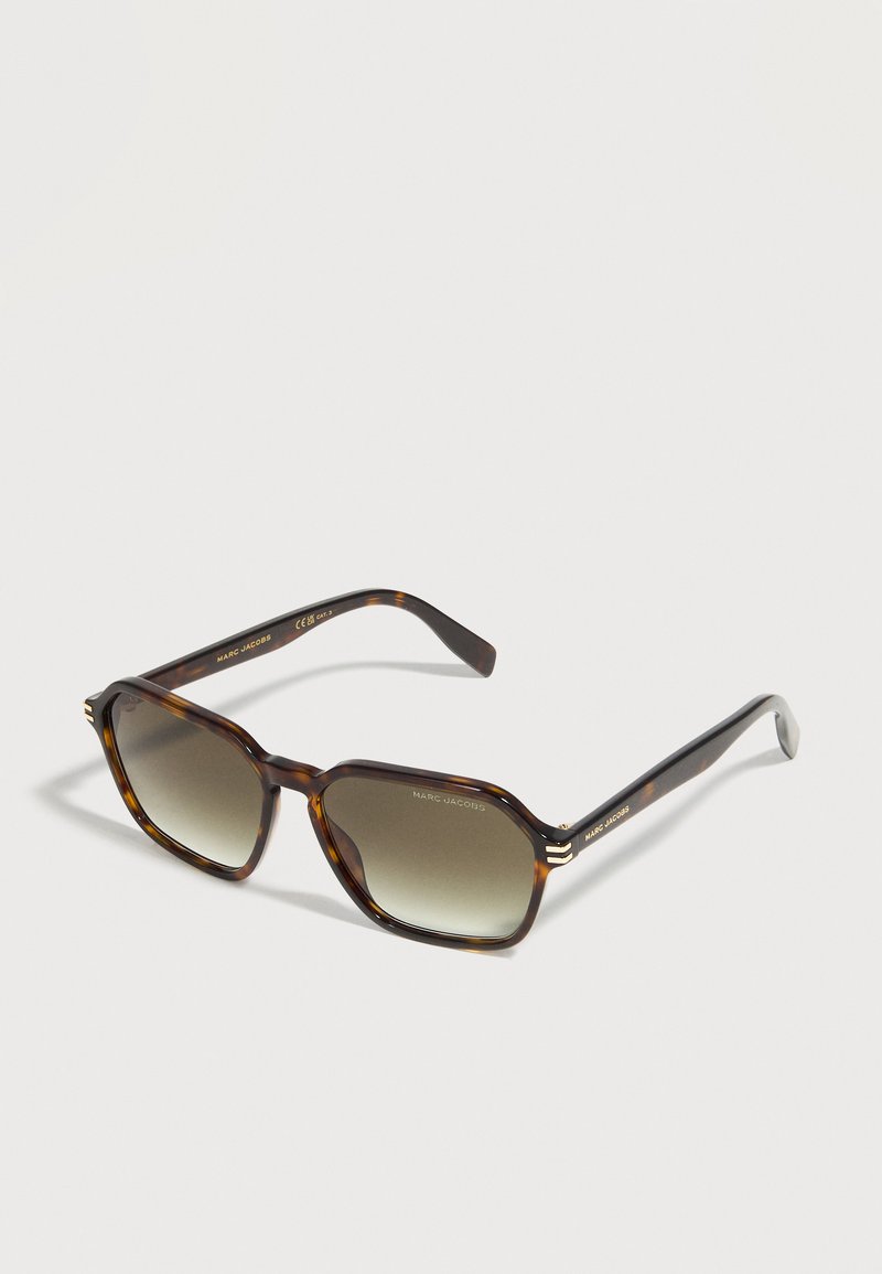 Ορθογώνια γυαλιά ηλίου με σχέδιο χελώνας, με καφέ βαθμιαία φακούς και διακριτικές χρυσές λεπτομέρειες στο πλαίσιο και τα βραχίονες.