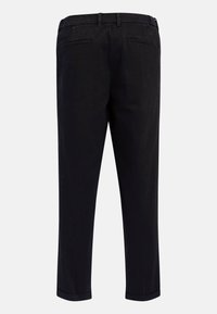 Pantalones negros de corte recto, con dos bolsillos traseros, una textura suave y un diseño con dobladillo a la altura del tobillo.