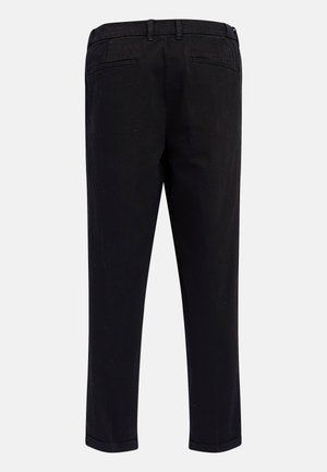 Pantalones negros de corte recto, con dos bolsillos traseros, una textura suave y un diseño con dobladillo a la altura del tobillo.
