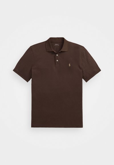 Polo marron à manches courtes, avec patte de boutonnage à trois boutons et logo brodé sur la poitrine. Tissu texturé avec une coupe classique.