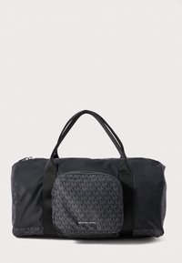 Fekete Michael Kors sporttáska dupla fogantyúkkal, elülső cipzáras zsebvel, amelyen a megismételt MK logó minta és a Michael Kors márkázás található.