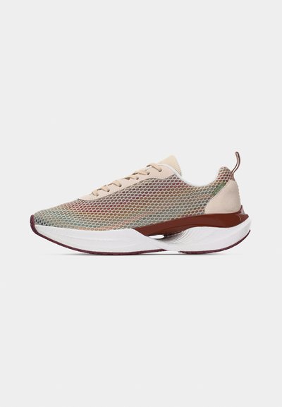 Baskets beiges avec tige en mesh multicolore, semelle épaisse blanche avec détail découpé marron, design à lacets et languette au talon.