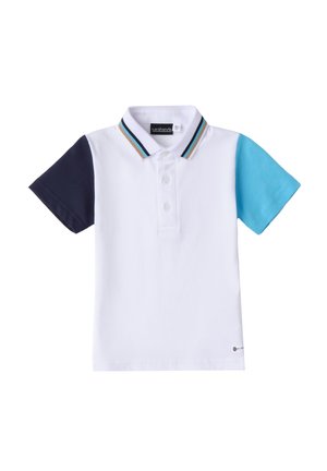 Polo-shirt blanc avec des manches bleu marine et turquoise. Il présente un col rayé, trois boutons et un petit logo au bas. Fait en coton.