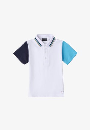 Camisa polo blanca con mangas en azul marino y turquesa. Presenta un cuello a rayas, tres botones y un pequeño logo en el dobladillo. Elaborada en algodón.