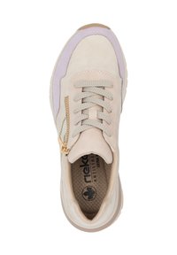 Beige Wildleder-Sneaker mit lila Akzenten, strukturierten Schnürsenkeln und einem seitlichen Reißverschluss. Verfügt über ein gepolstertes Innenleben und ein Marken-Innensohlen-Design.
