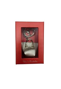Portachiavi metallico argento a forma di borsa, presentato in una scatola rossa rettangolare con finitura testurizzata, che mostra il nome del marchio in argento.