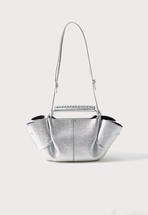 Bolso de mano plateado con textura, de forma relajada, con dos finas asas para el hombro anudadas y un asa envuelta en la parte superior.
