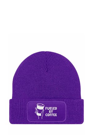 MIT PATCH SPRUCH FUELED BY COFFEE - Beanie - violett