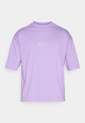 Lila Kurzarm-T-Shirt aus Baumwolle mit rundem Ausschnitt und einem bedruckten "Los Angeles Lakers"-Logo auf der Vorderseite.