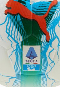 Puma-Fußball mit texturierter weißer Oberfläche, grünen und blauen Wellenmustern und rotem Logo. Zeigt Serie A-Branding und Details.