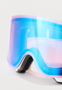 Slidiniai akiniai su išlenktu skaidriu lęšiu, kuriame yra mėlynos ir purpurinės spalvų gradientas, juoda reguliuojama juosta ir putų pamušalas.