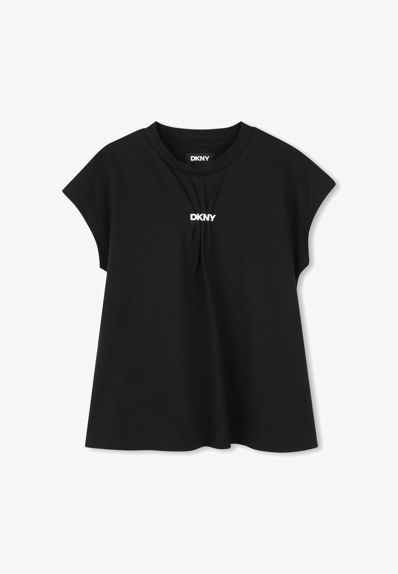Top noir à manches courtes avec un col rond, présentant un détail de plis et un logo "DKNY" blanc centré sur la poitrine. Tissu en coton.