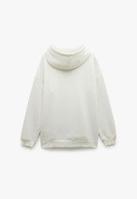 Witte hoodie met een reguliere pasvorm, zachte textuur, verlaagde schouders en ribgebreide manchetten. De achterkant toont een glad, minimalistisch ontwerp.