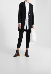 MM6 Maison Margiela Klassisk kappa / rock - black