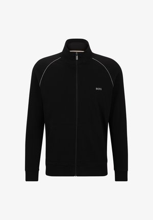 Crna zip-up jakna od mekog materijala, s visokim ovratnikom, srebrnim detaljima duž ramena i prednjim džepovima. Logo je prikazan na prsima.