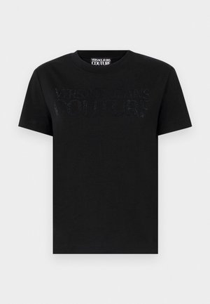 T-shirt in cotone nera con maniche corte e collo rotondo. Caratterizzata da lettere di strass scintillanti: "VERSACE JEANS COUTURE" sul petto.