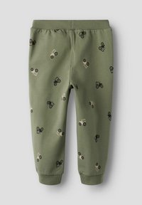 Groene sweatpants met een print van tractors in zwart en beige. Elastische tailleband en boorden, gladde katoenen stof, casual pasvorm.