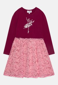 Abito a maniche lunghe con una parte superiore bordeaux e una gonna in tulle rosa con un motivo di stelle e scarpette da balletto, decorato con una grafica di ballerina.