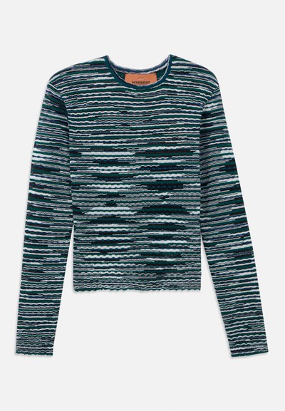 Kootud kampsun, millel on ümmargune kaelus, pikad varrukad ja laineline triibuline muster tumeteal, musta, valge ja helesinise värviga.