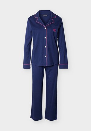 Marineblå pysjamas med lange ermer og knapper, med rosa piping på kragen, mansjettene og lommen, med brodert logo på brystlommen.