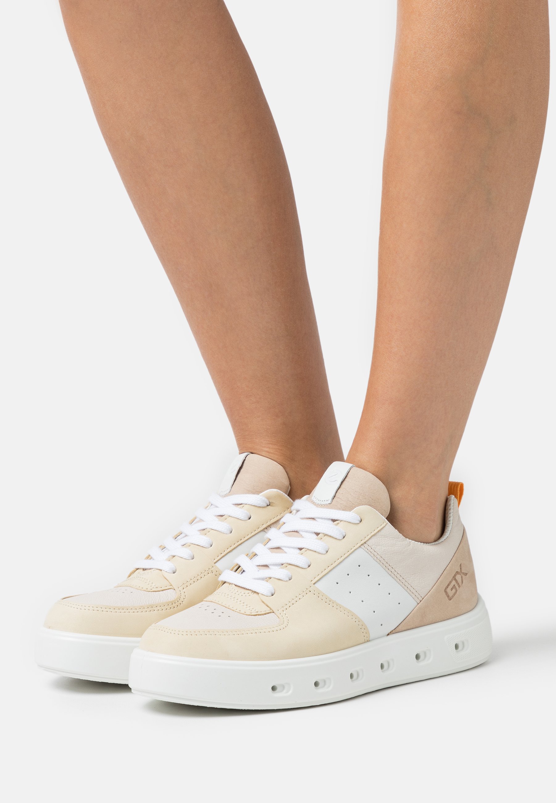 ecco street 720 w